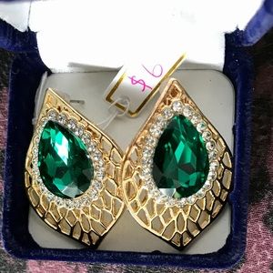 Beautiful Earrings With Green Diamond